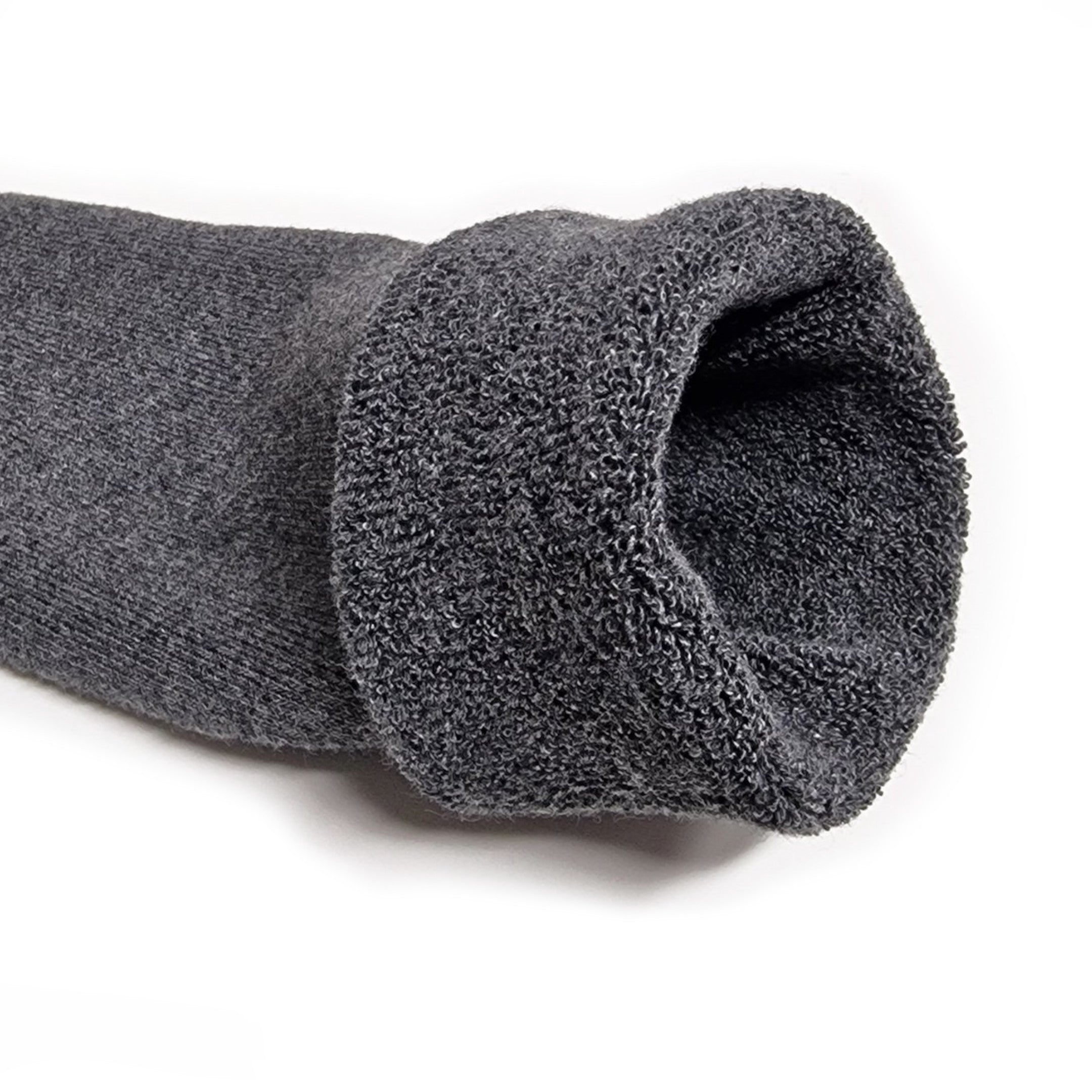 Detailfoto van een grijze Calzera antislip sok met de boord twee keer naar buiten gevouwen, waardoor de zachte badstof binnenkant zichtbaar is, ideaal voor comfort en stijl.