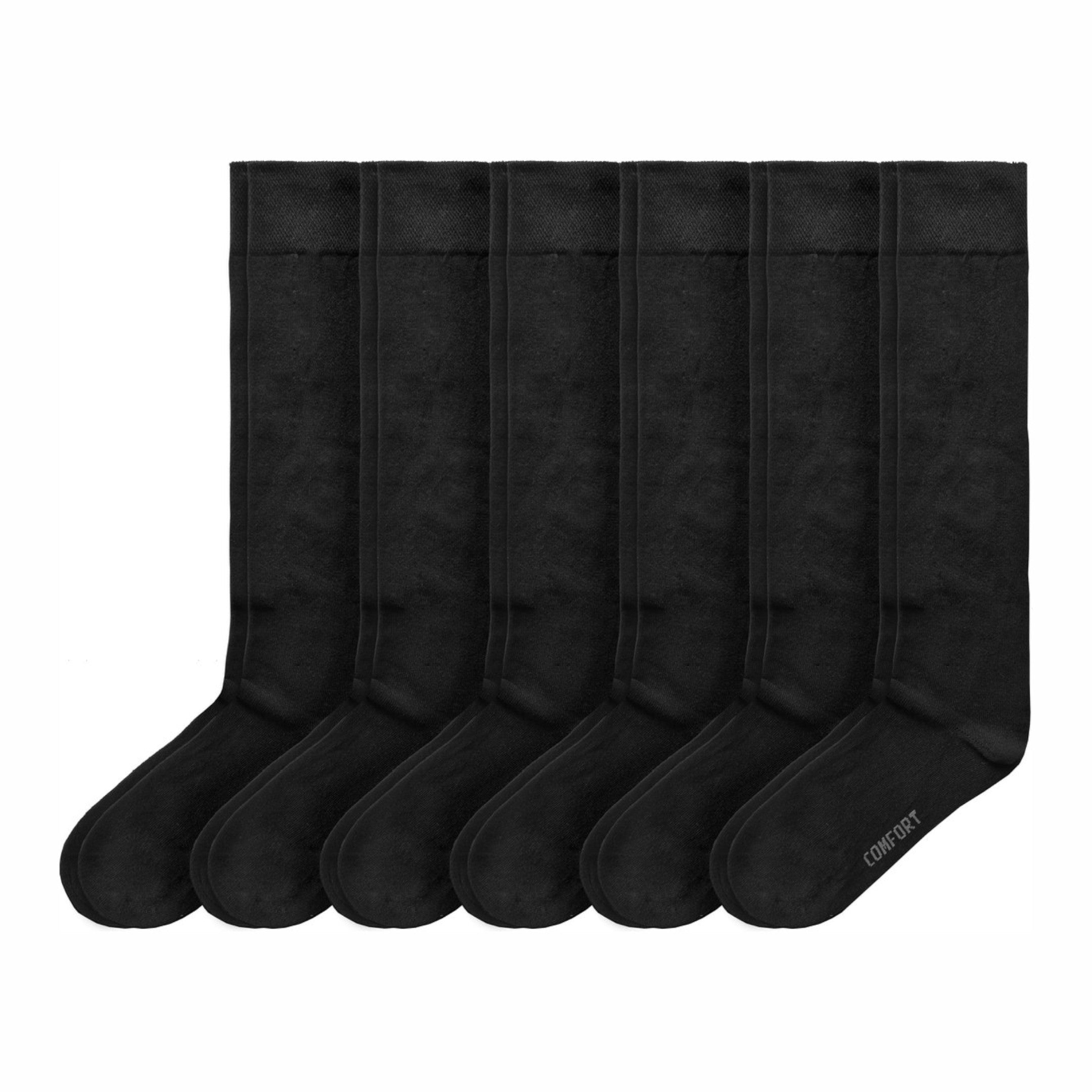 Bovenaanzicht van een set van zes zwarte Calzera Kniekousen plat gelegd met een witte achtergrond, waarbij een ander paar lichtjes zichtbaar is. De zool van de sokken toont het woord "COMFORT", dat verwijst naar de hoogwaardige materialen en het ontwerp voor optimaal draagcomfort.