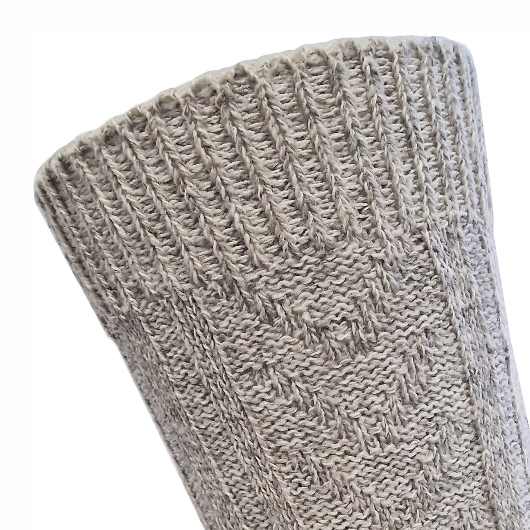 Detailfoto van de boord van een Calzera Noorse Wollen Sok, met nadruk op de hoogwaardige wol en de naadloze afwerking, ontworpen voor comfort en warmte, met een traditioneel Noors patroon.