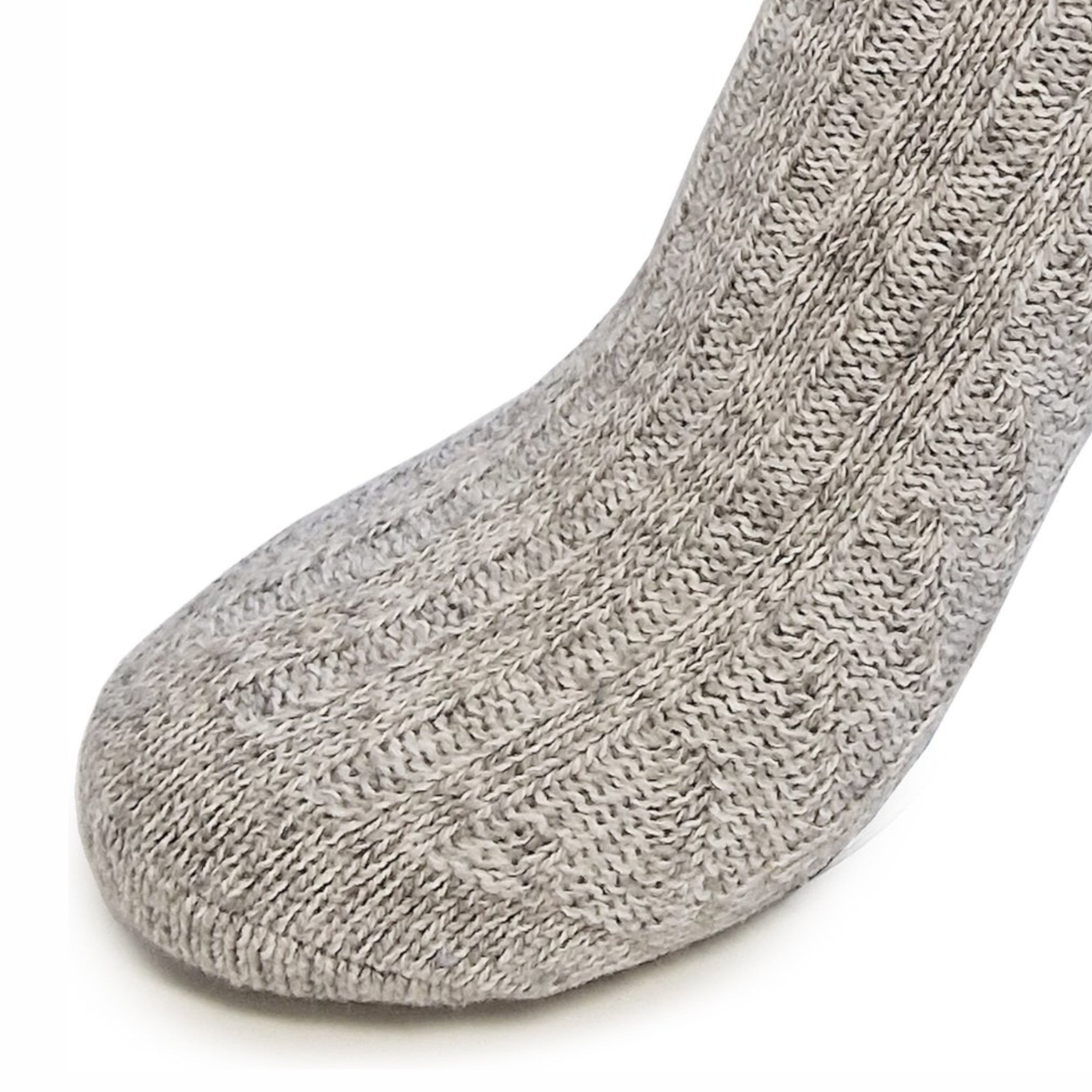 Detailfoto van de voetsectie van een Calzera Noorse Wollen Sok, met nadruk op de hoogwaardige wol en het traditionele Noorse patroon, ontworpen voor warmte en comfort.