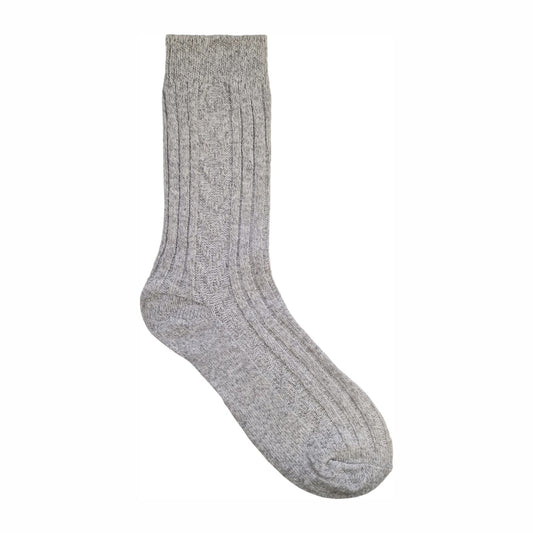 Calzera Noorse Wollen Sok plat gelegd op een witte achtergrond, gemaakt van hoogwaardige wol met een traditioneel Noors patroon. Ideaal voor warmte en comfort tijdens koude winterdagen.