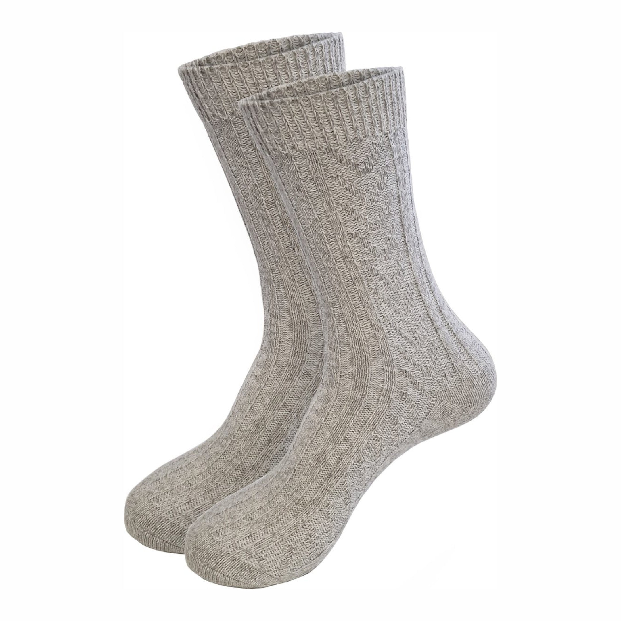 Een paar Calzera Noorse Wollen Sokken in gedragen vorm op een witte achtergrond, met de binnenkant van de boord licht zichtbaar. Deze sokken zijn gemaakt van hoogwaardige wol voor warmte en comfort, met een traditioneel Noors patroon.