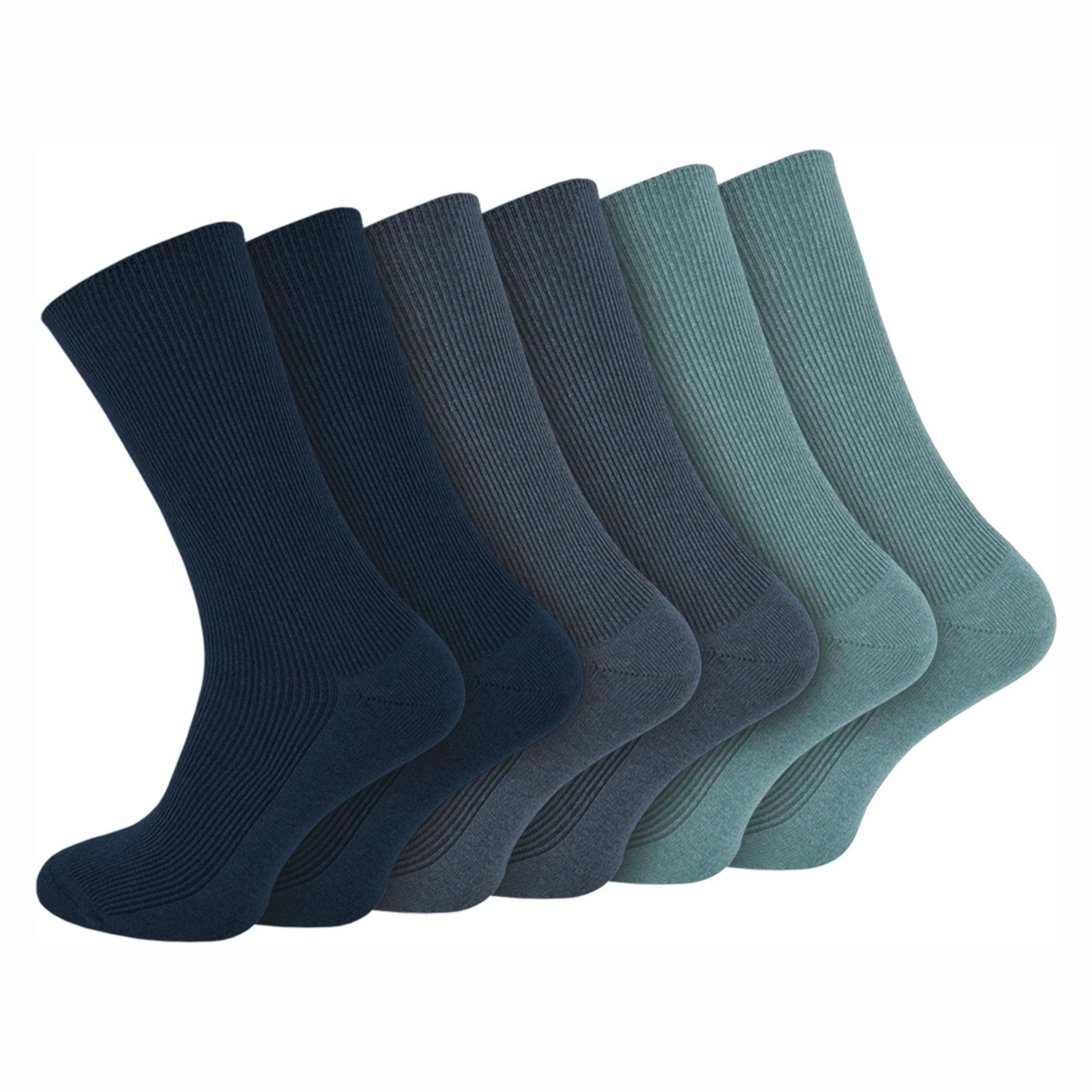 Set van zes diabetessokken in verschillende blauwtinten (2 donkerblauw, 2 blauw en 2 lichtblauw) op een plastic voetmodel, zonder voet zichtbaar, op een witte achtergrond, ontworpen voor ongeëvenaard comfort en ideaal voor diabetici.