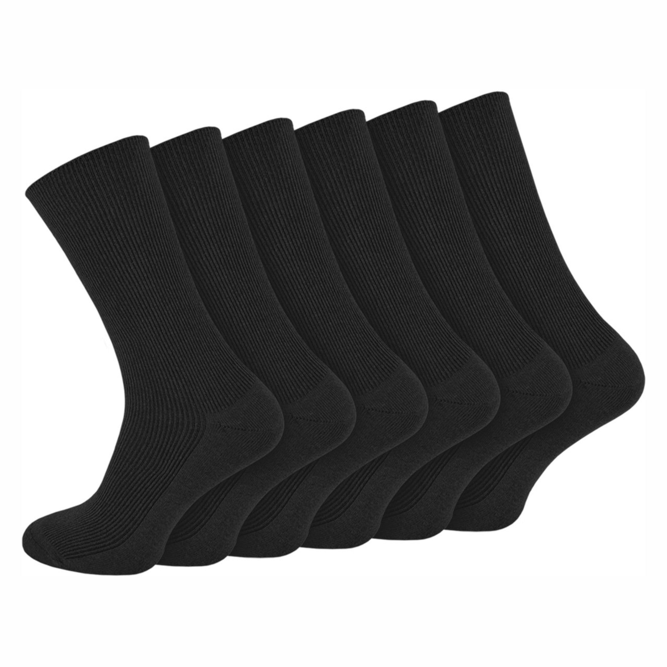 Set van zes diabetessokken in zwart, weergegeven op een plastic voetmodel zonder voet zichtbaar, op een witte achtergrond, ontworpen voor ongeëvenaard comfort en ideaal voor diabetici.