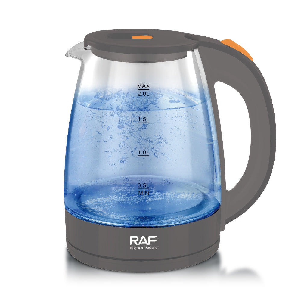Voorkant van de grijze glazen waterkoker van RAF, met een capaciteit van 2 liter en helder water tijdens het koken