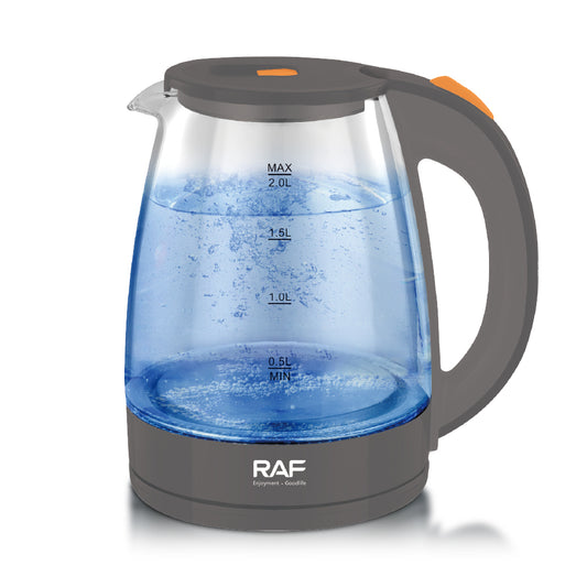 Voorkant van de grijze glazen waterkoker van RAF, met een capaciteit van 2 liter en helder water tijdens het koken
