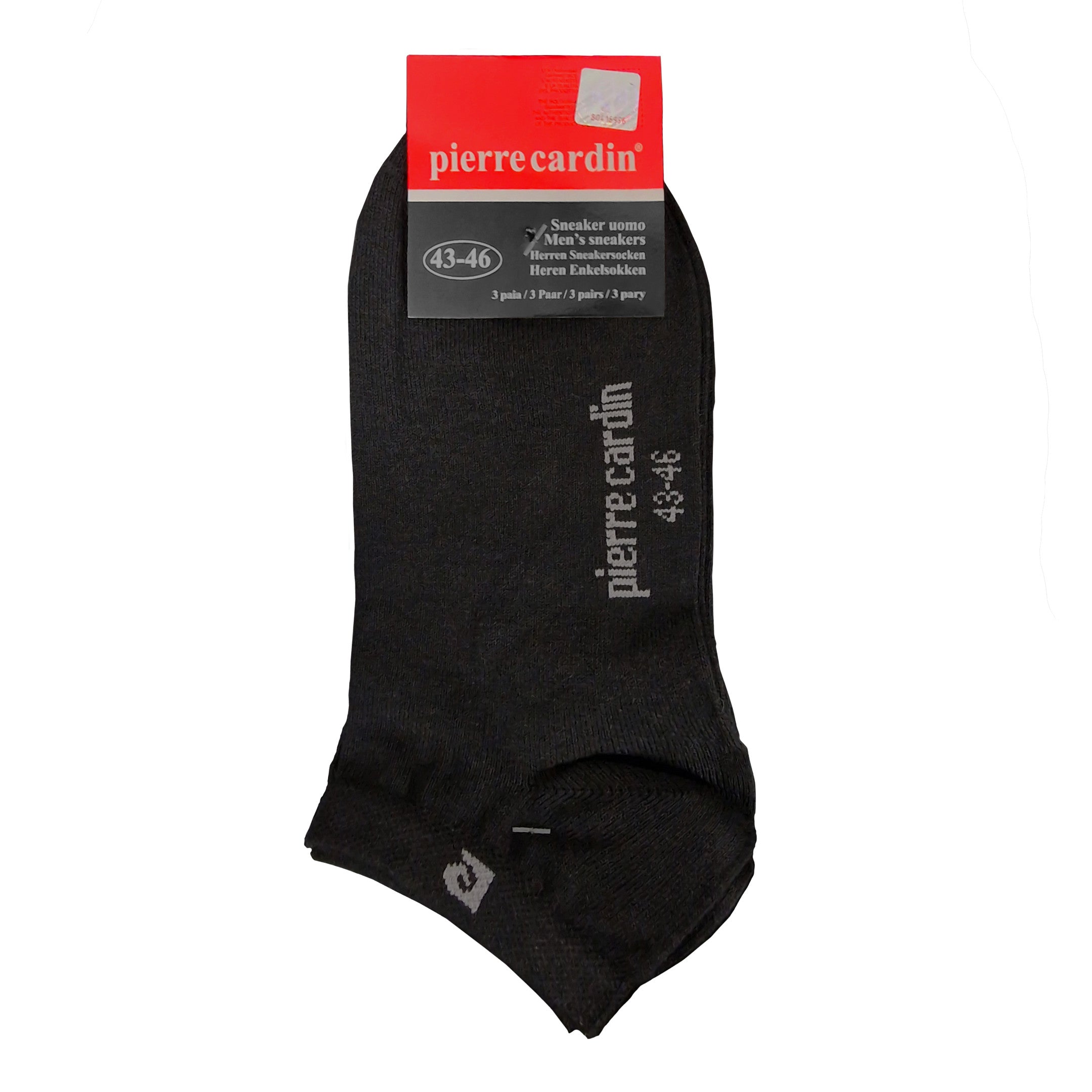 Verpakkingsfoto van Pierre Cardin Enkelsokken in zwart met de label nog aan de sok. Het logo en de maataanduiding zijn zichtbaar op de boord, waardoor de kwaliteit en details van deze zwarte sokken worden benadrukt.