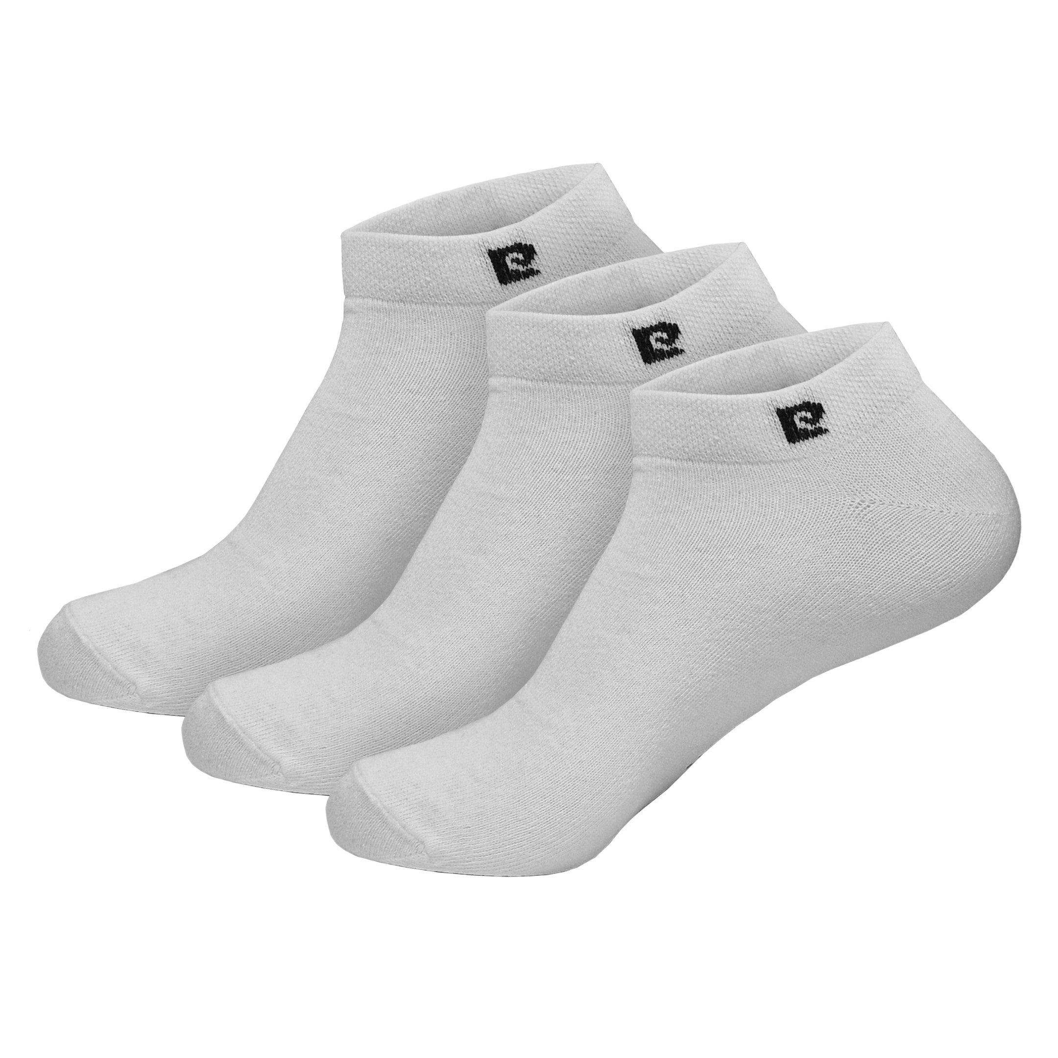 Drie Pierre Cardin Enkelsokken in wit, naast elkaar op een witte achtergrond. Het logo is duidelijk zichtbaar, en de binnenkant van de boord is lichtjes zichtbaar, benadrukkend de kwaliteit en luxe van deze laag uitgesneden sokken voor sneakers.