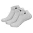 Drie Pierre Cardin Enkelsokken in wit, naast elkaar op een witte achtergrond. Het logo is duidelijk zichtbaar, en de binnenkant van de boord is lichtjes zichtbaar, benadrukkend de kwaliteit en luxe van deze laag uitgesneden sokken voor sneakers.