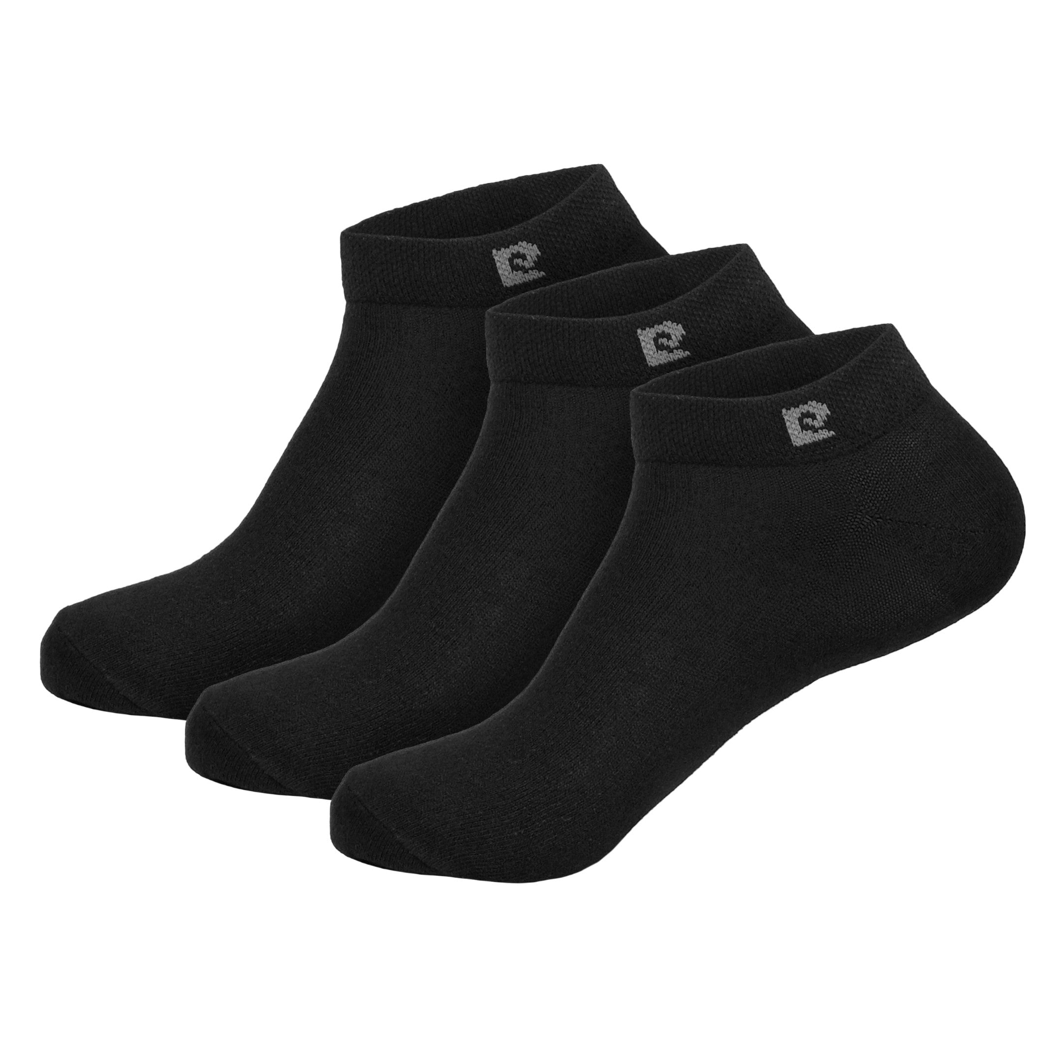 Drie Pierre Cardin Enkelsokken in zwart, naast elkaar op een witte achtergrond. Het logo en de maataanduiding zijn zichtbaar op de boord, wat de elegante uitstraling van deze stijlvolle sokken voor sneakers benadrukt.