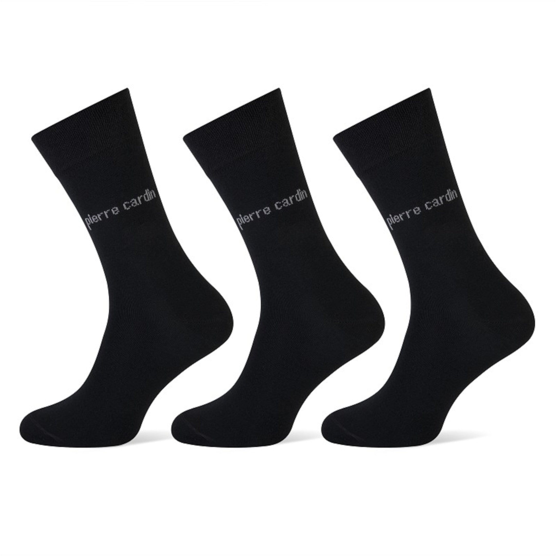 Drie Pierre Cardin Klassieke Herensokken in zwart, naast elkaar in gedragen vorm. Het Pierre Cardin-logo is zichtbaar op de hoogte van de onderkant van de scheenbeen, wat de luxe en kwaliteit van deze sokken benadrukt.