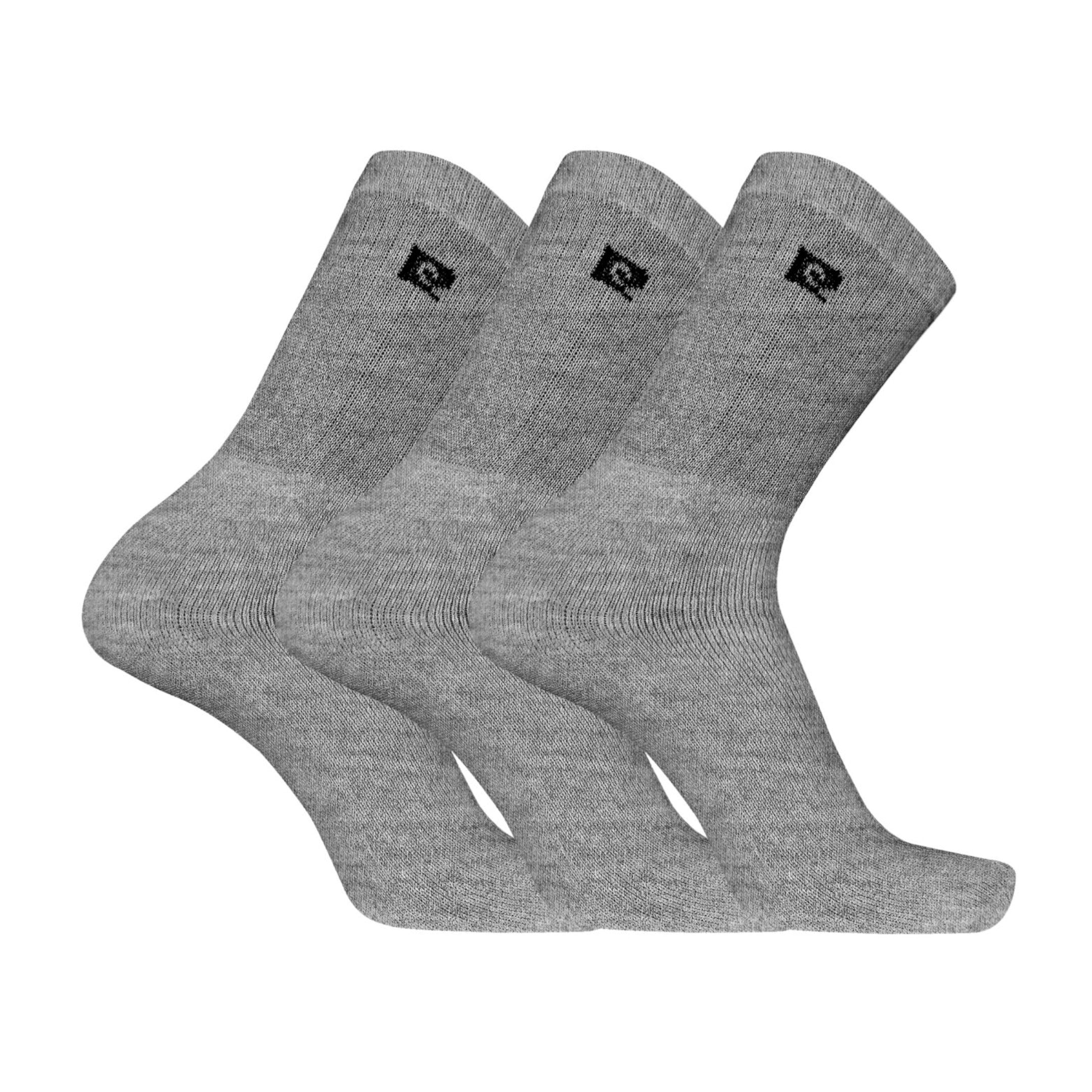 Drie paar Pierre Cardin grijze sportsokken op een witte achtergrond. Deze sokken zijn ontworpen voor comfort en duurzaamheid tijdens sportieve activiteiten, met versterkte hiel en teen voor extra ondersteuning.