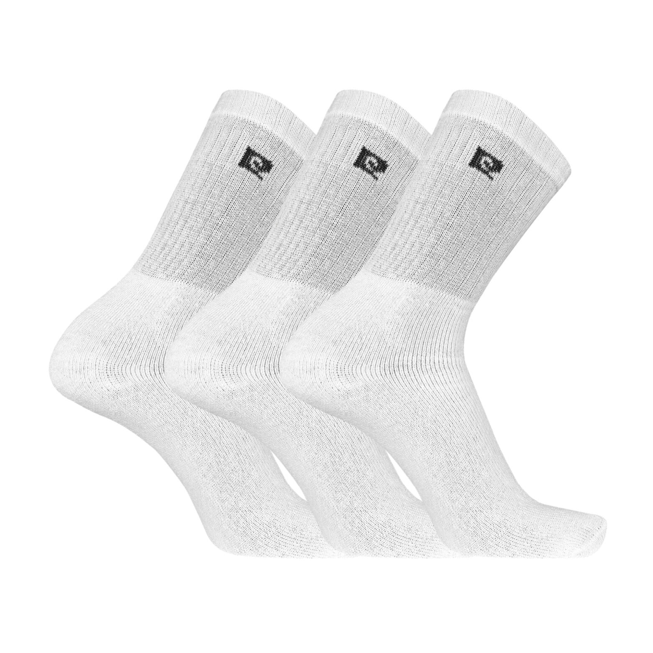 Drie paar Pierre Cardin witte sportsokken op een witte achtergrond. Deze sokken zijn ideaal voor sport en casual gebruik, met een elastische pasvorm en versterkte hiel en teen voor duurzaamheid.