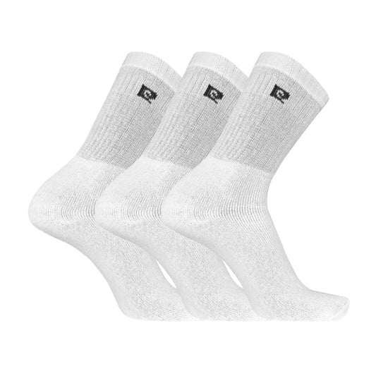 Drie paar Pierre Cardin witte sportsokken op een witte achtergrond. Deze sokken zijn ideaal voor sport en casual gebruik, met een elastische pasvorm en versterkte hiel en teen voor duurzaamheid.