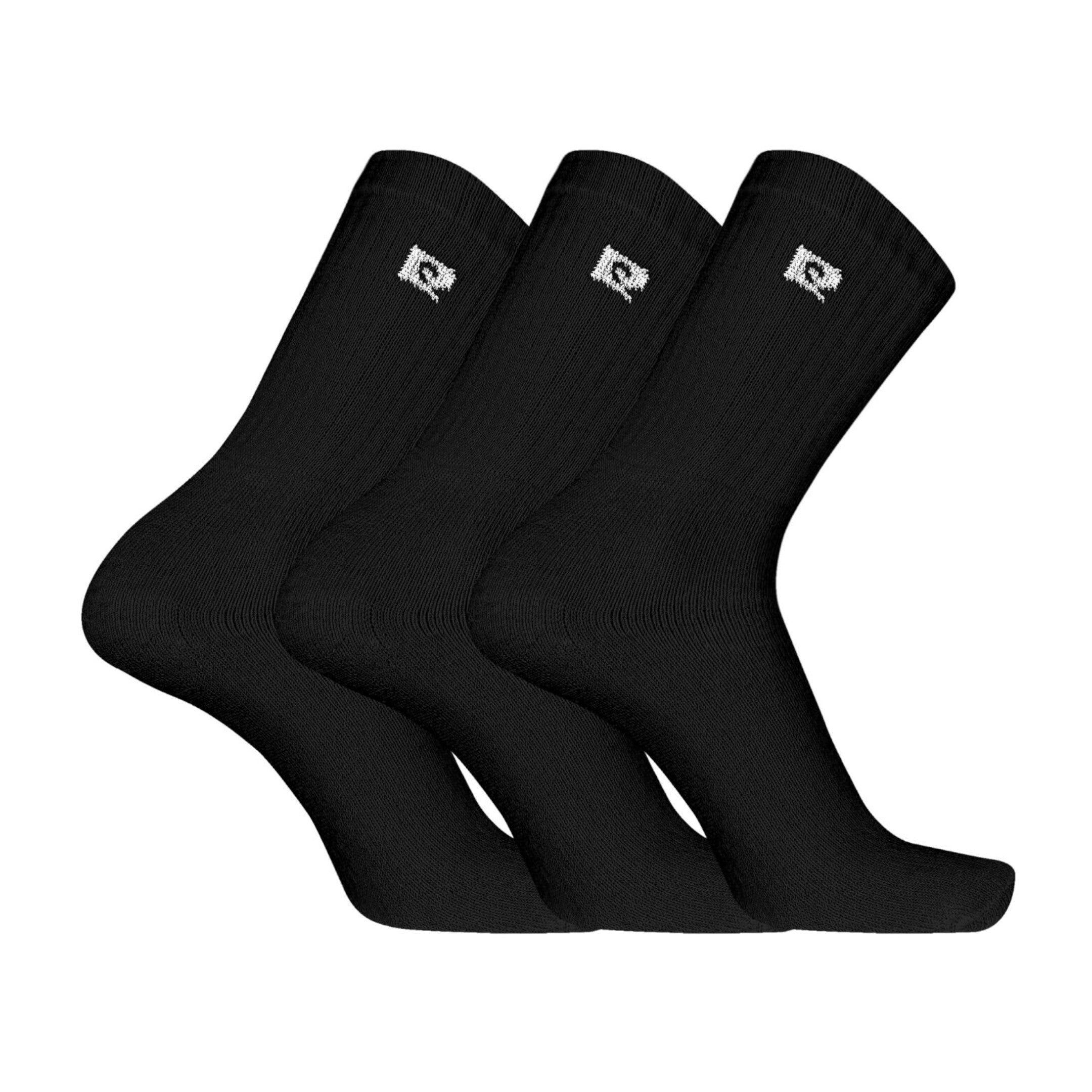 Drie paar Pierre Cardin zwarte sportsokken op een witte achtergrond. Deze sokken bieden maximale ondersteuning en zijn gemaakt van ademende materialen, perfect voor intensieve trainingen en dagelijkse activiteiten.