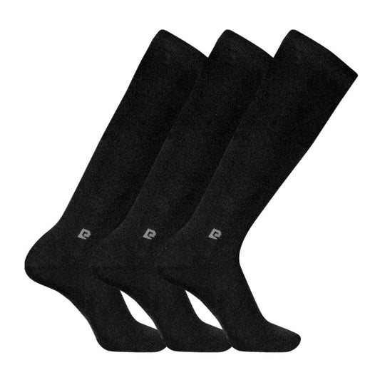 Drie paar Pierre Cardin Thermo Kniekousen in zwart, netjes naast elkaar op een witte achtergrond. De sokken zijn zichtbaar met het Pierre Cardin-logo, ontworpen voor warmte en comfort op koude dagen.