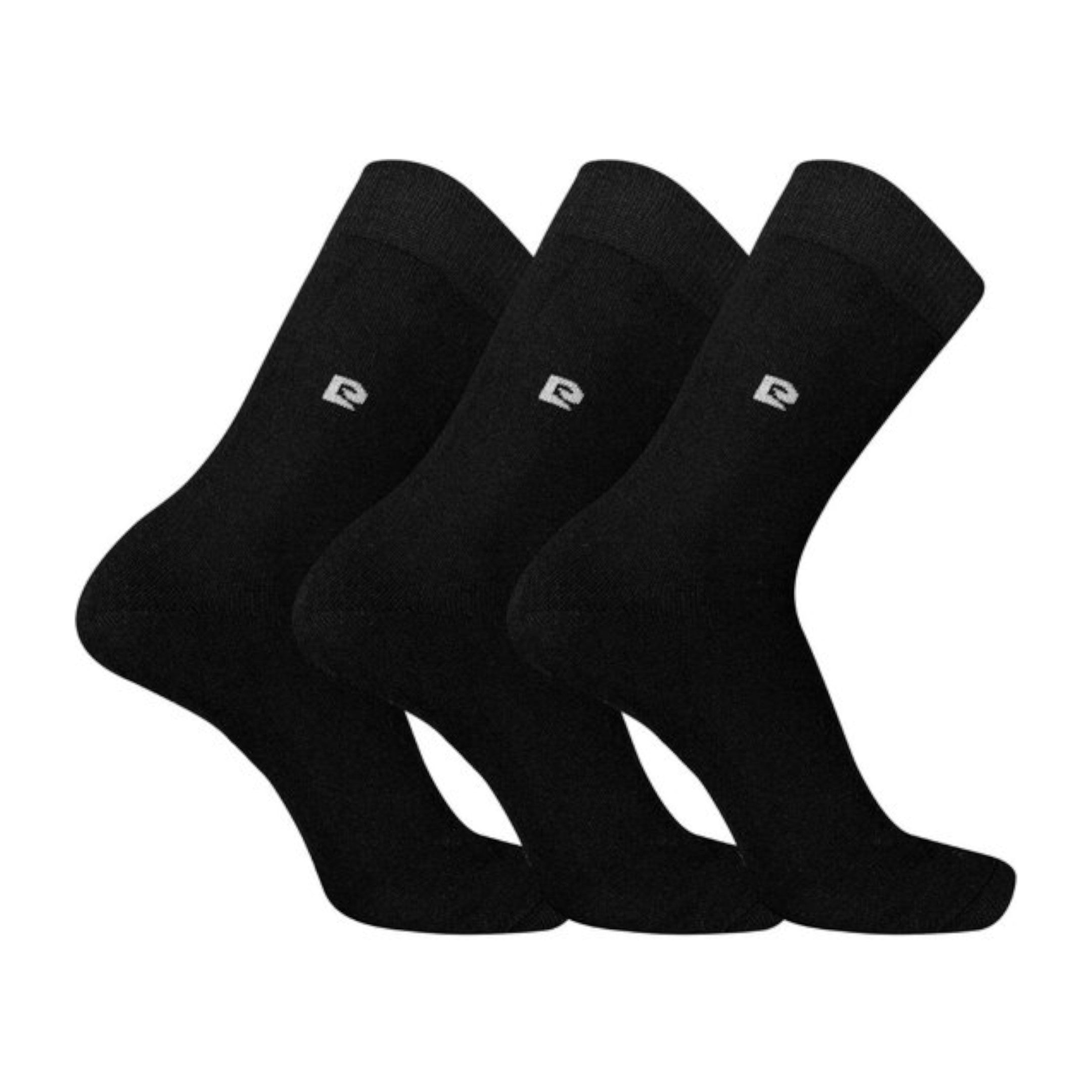 Drie paar Pierre Cardin Thermosokken naast elkaar op een witte achtergrond, met zichtbaar logo, ontworpen voor warmte en comfort op koude dagen.