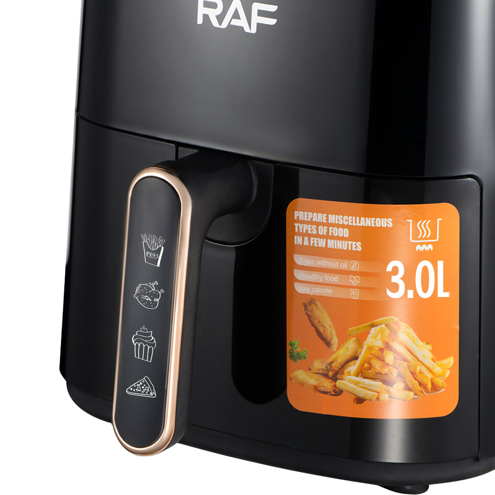 Close-up van de hendel van de RAF Air Fryer 3L in zwart, toont het gebruiksvriendelijke ontwerp voor eenvoudige bediening en het veilig openen van de bak.