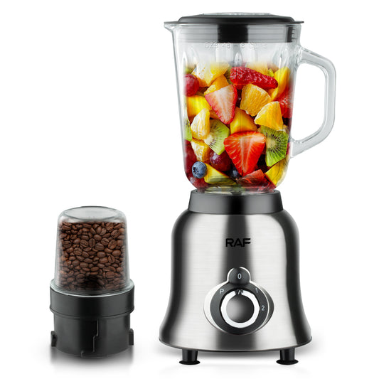 De RAF Elektrische Blender, gevuld met kleurrijk vers fruit in de kruik, naast de mini-hakmolen gevuld met koffiebonen