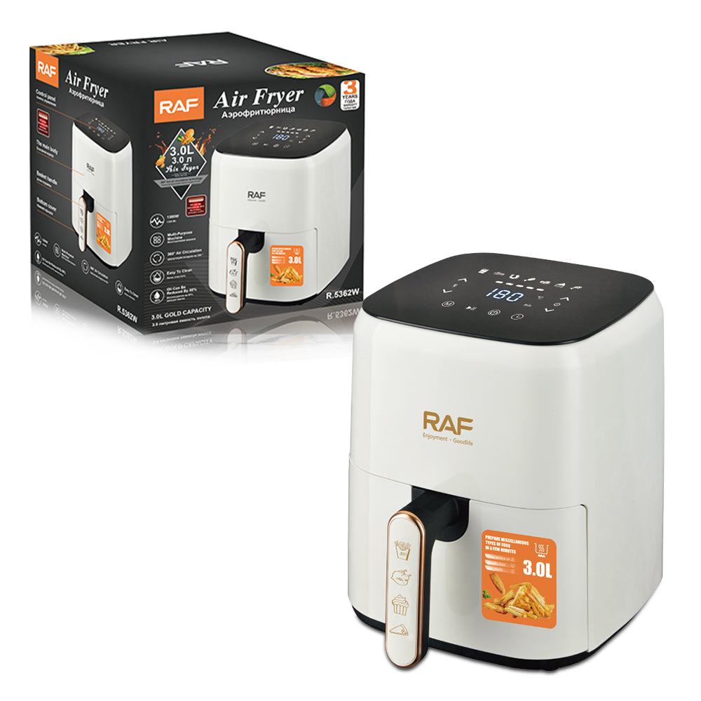 Witte RAF Air Fryer 3L met productverpakking op de achtergrond en een close-up van het digitale bedieningspaneel